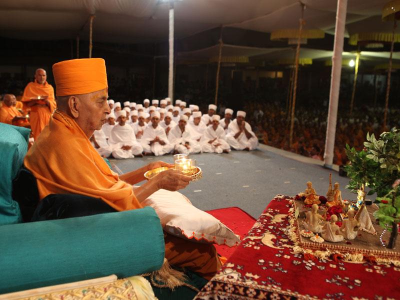  Swamishri performs arti of Shri Harikrishna Maharaj