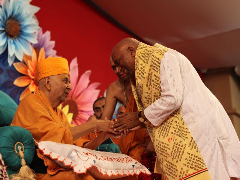  Swamishri blesses Dr. Vijay Bhatkar, eminent scientist