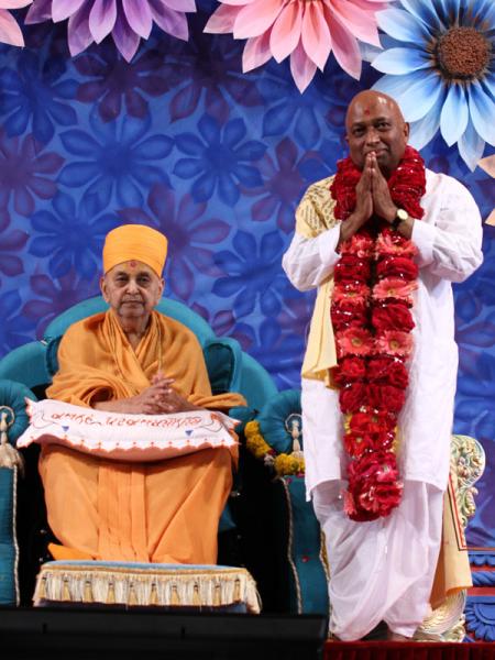  Swamishri blesses Dr Vijay Bhatkar, eminent scientist