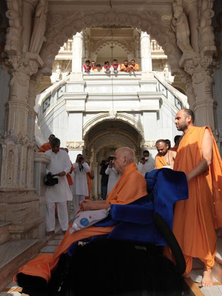  Swamishri engaged in darshan of Shri Ganapatiji