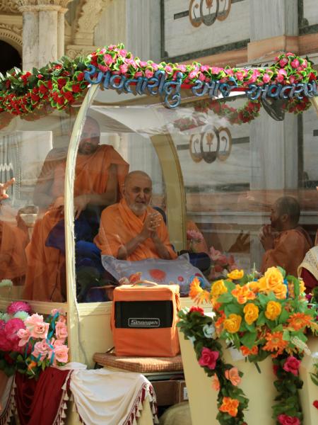  Swamishri on the way for darshan at Smruti Mandir