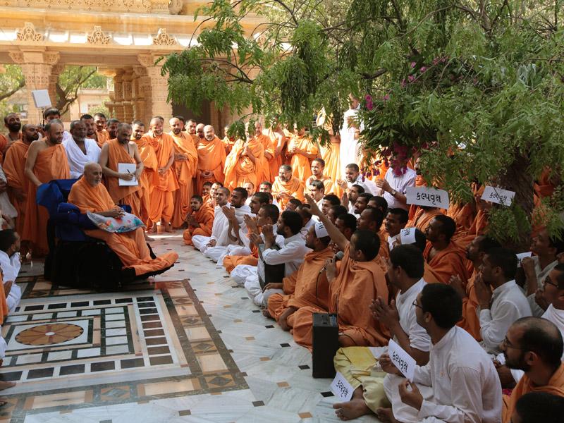  Swamishri in the Smruti Mandir pradakshina