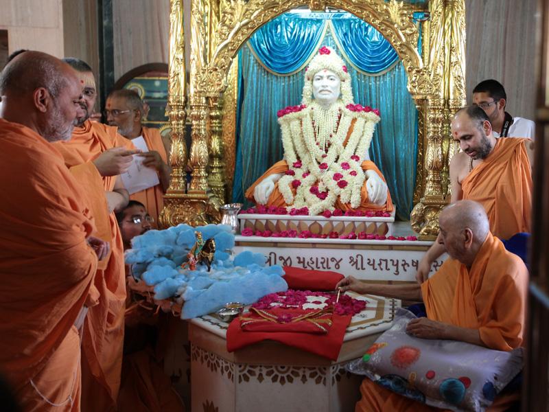  Swamishri engaged in darshan 