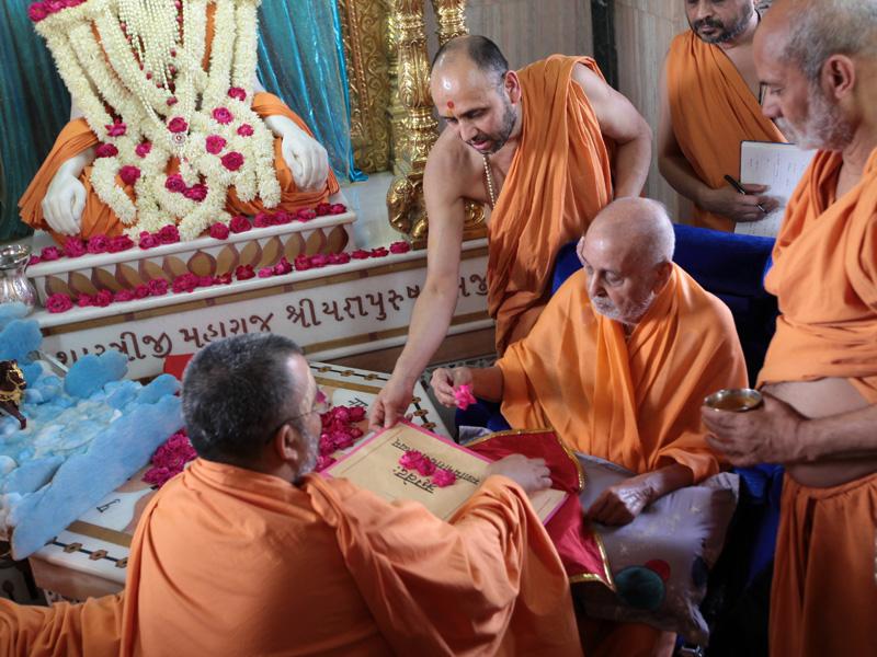 Swamishri blesses Pujya Bhadresh Swami