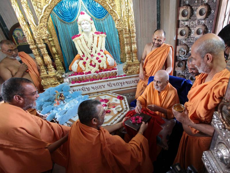 Swamishri inaugurates bhashya on Chhandogya Upanishad and Bruhdaranyak Upanishad written by Pujya Bhadresh Swami