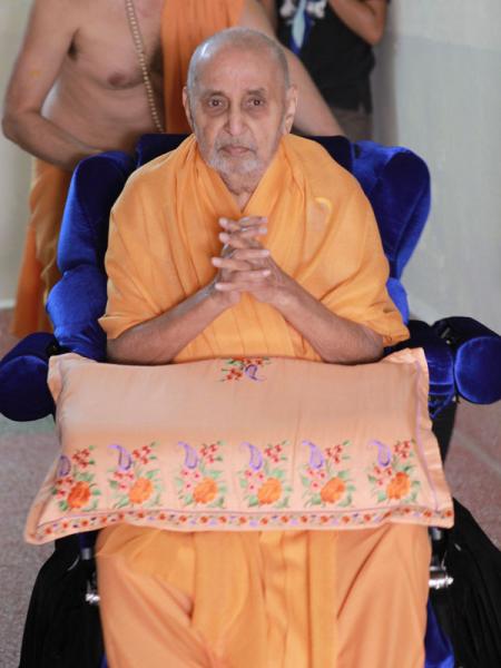  Swamishri performs pradakshina of Yogiji Maharaj