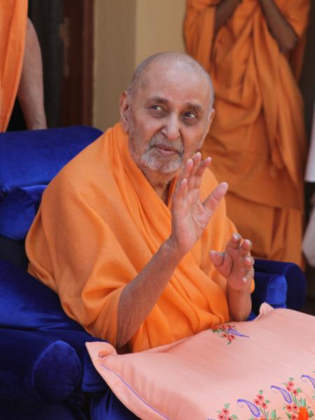  Swamishri blesses devotees 