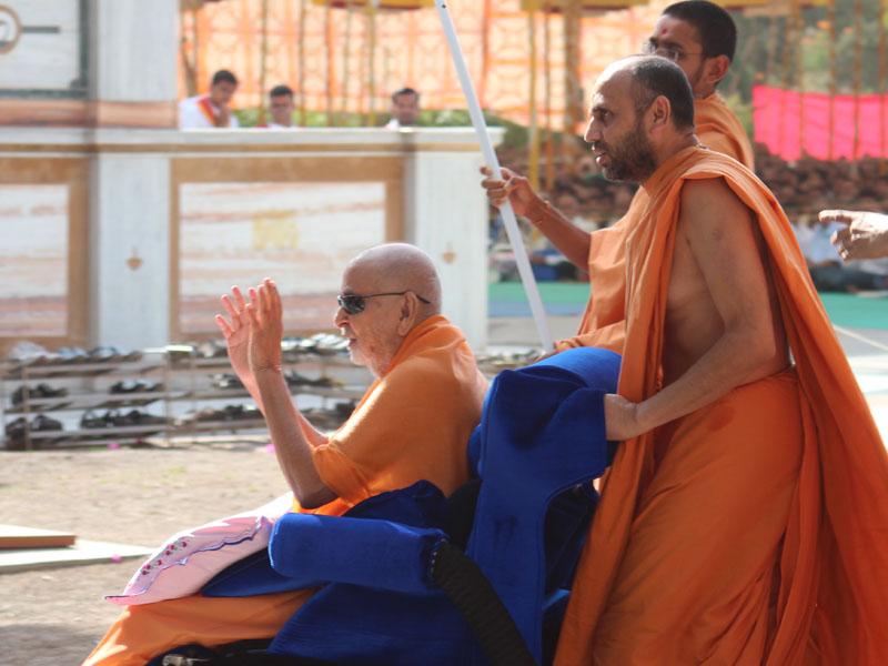  Swamishri blesses youths