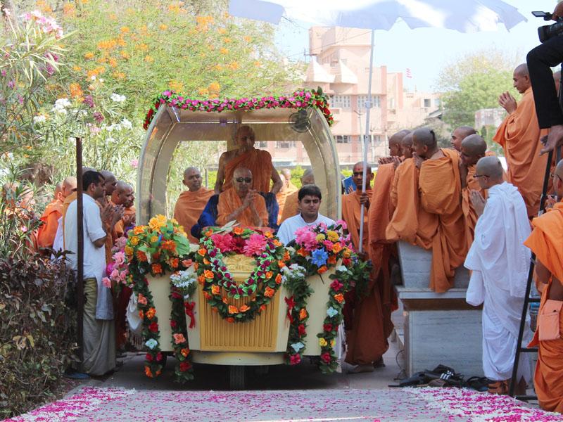  Swamishri arrives for darshan at Smruti Mandir