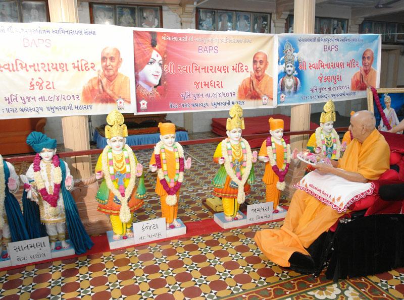  Swamishri performs pratishtha arti for new BAPS Shri Swaminarayan Mandirs at Satamna, Kanjeta, Jamdhara, Jekanpura