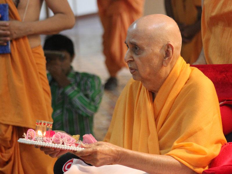  Swamishri performs pratishtha arti 
