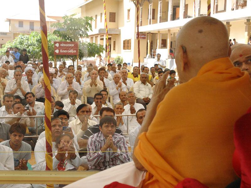  Devotees engaged in darshan of Swamishri