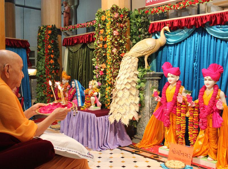 Swamishri performs arti for murti-pratishtha