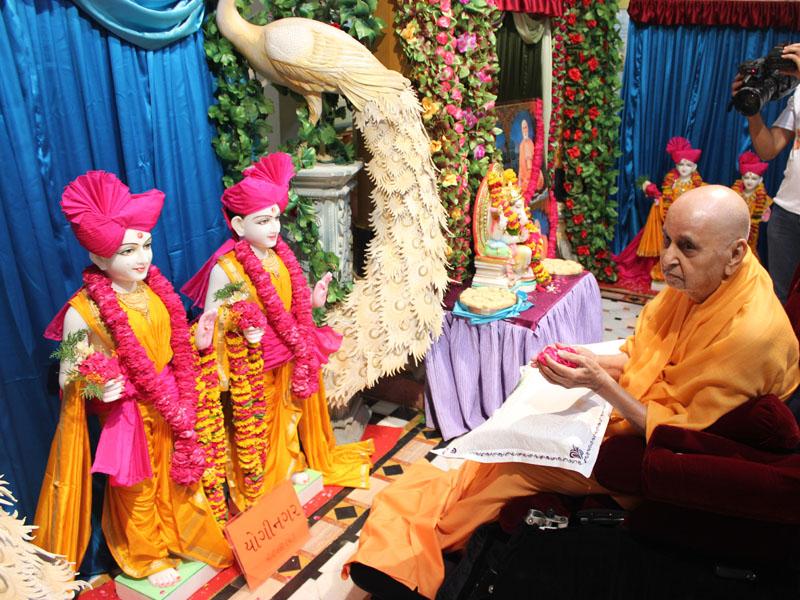 Swamishri offers mantra-pushpanjali for murti-pratishtha