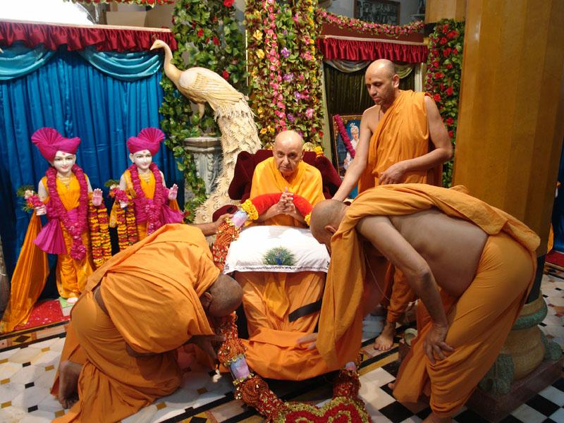  Sadhus honor Swamishri with a garland
