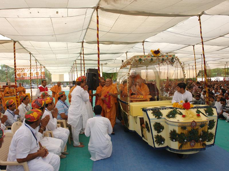  Devotees from Rajasthan engaged in darshan of Swamishri