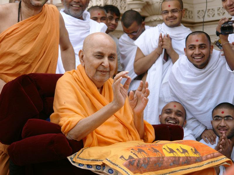  Swamishri in a divine, jovial mood in the Smruti Mandir pradakshina