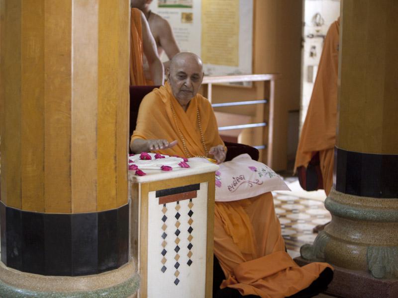  Swamishri reverentially touches holy charnarvind of Bhagwan Swaminarayan in the Rang Mandap