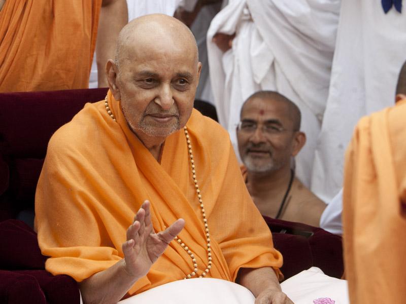  Swamishri in a divine mood in the Smruti Mandir pradakshina