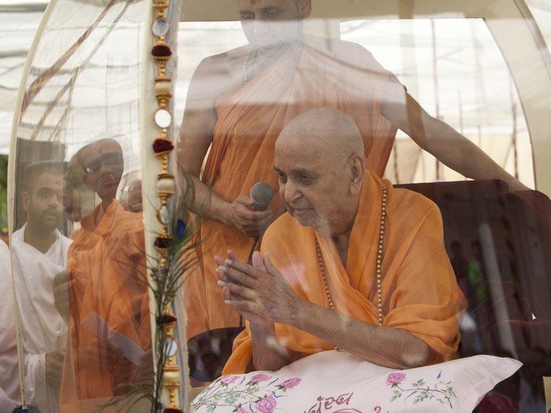Swamishri blesses an old devotee