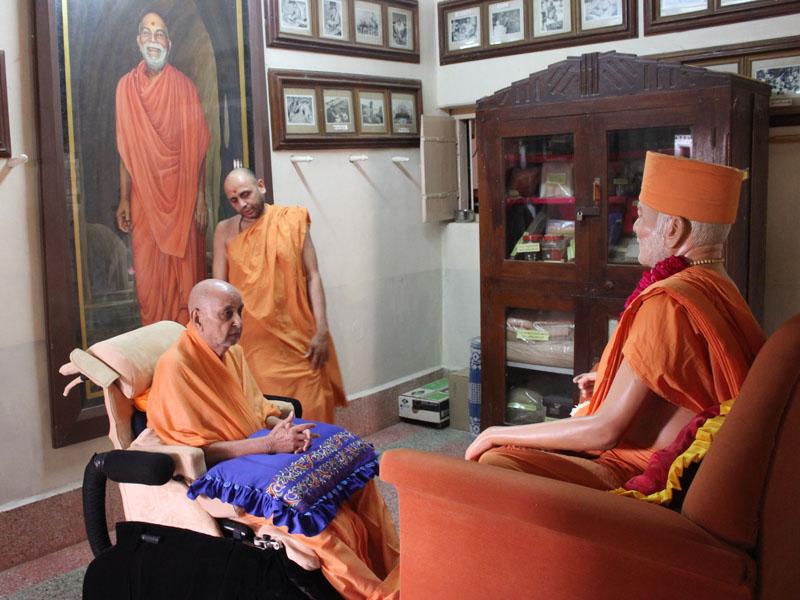  Swamishri engaged in darshan of Brahmaswarup Yogiji Maharaj