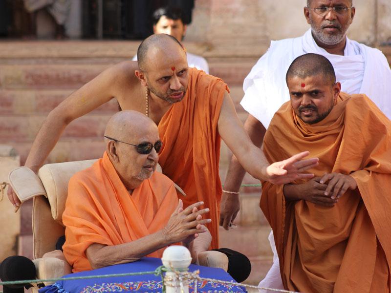  Swamishri blesses students of Swaminarayan Vidyamandir, Sarangpur