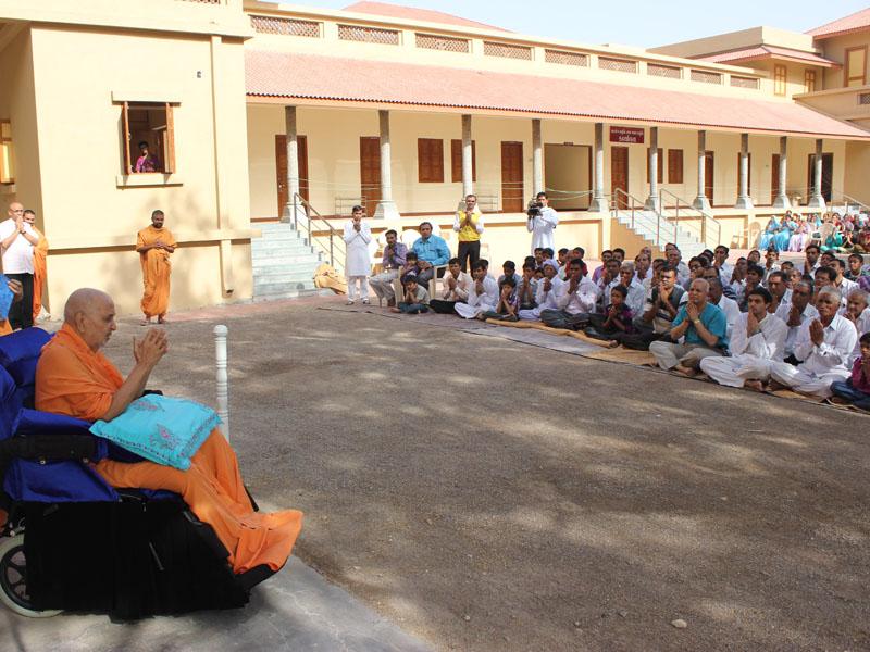  Swamishri bids Jai Swaminarayan
