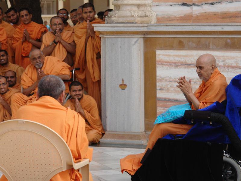  Swamishri bids Jai Swaminarayan