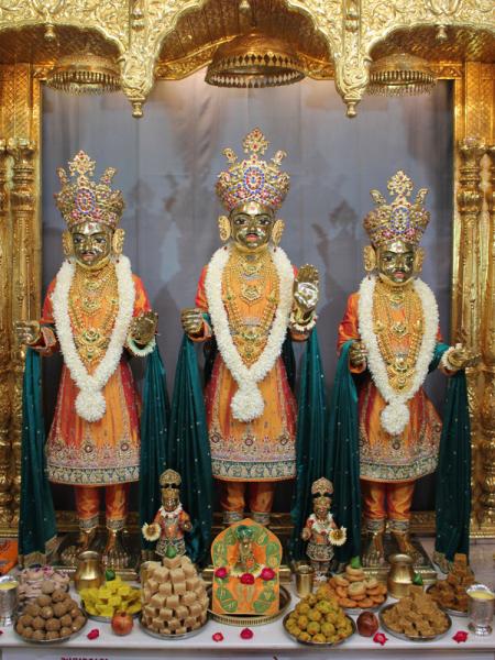 Annakut offered to Bhagwan Swaminarayan, Aksharbrahman Gunatitanand Swami and Shri Gopalanand Swami	