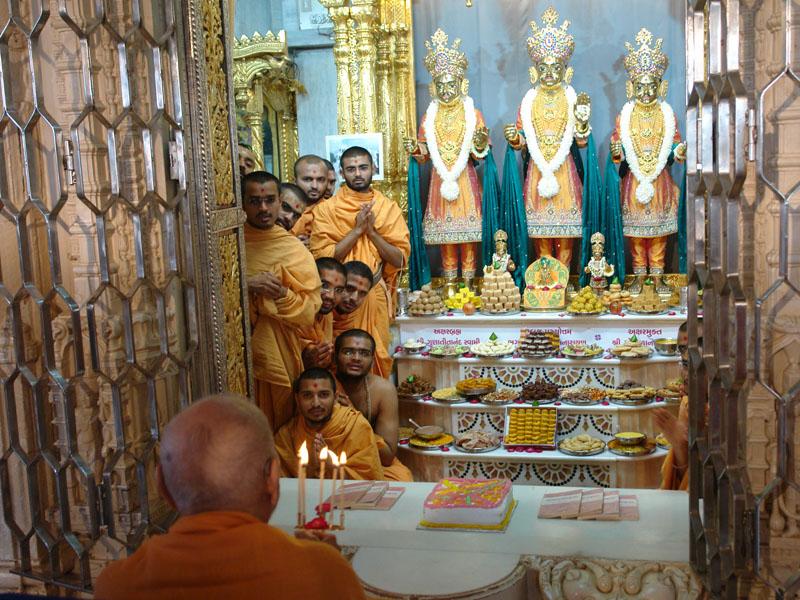  Swamishri performs patotsav arti