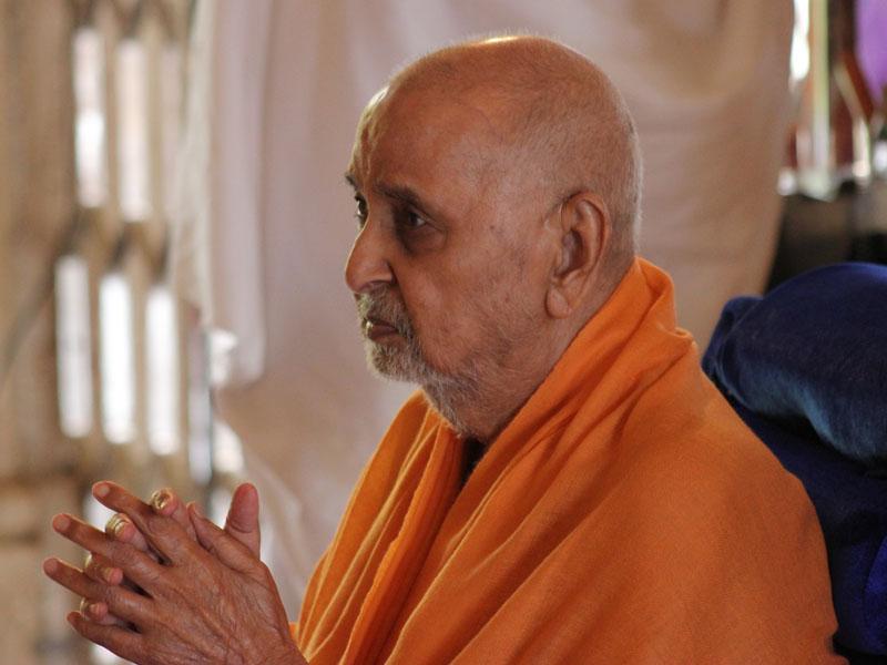  Swamishri engaged in Thakorji's darshan