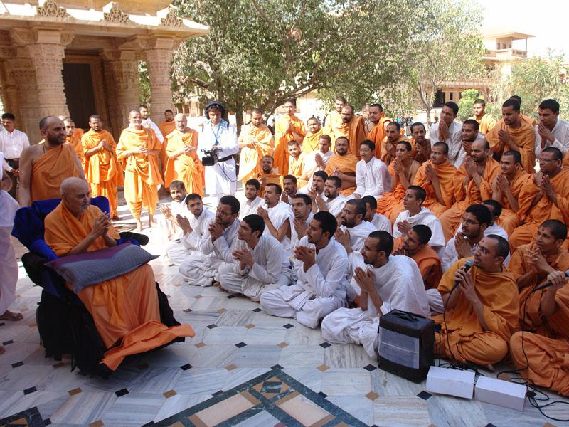  Swamishri in the Yagnapurush Smruti Mandir pradakshina