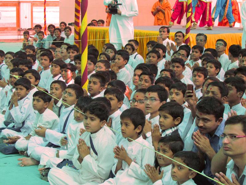  Kids engaged in darshan of Swamishri