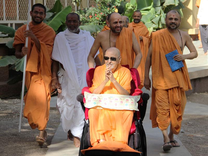  Swamishri arrives for Thakorji's darshan