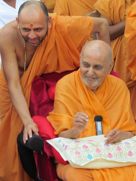  Swamishri in a divine mood in the Smruti Mandir pradakshina