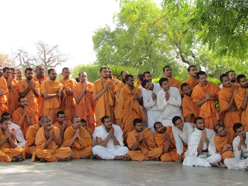  Sadhus and parshads engaged in Swamishri's darshan