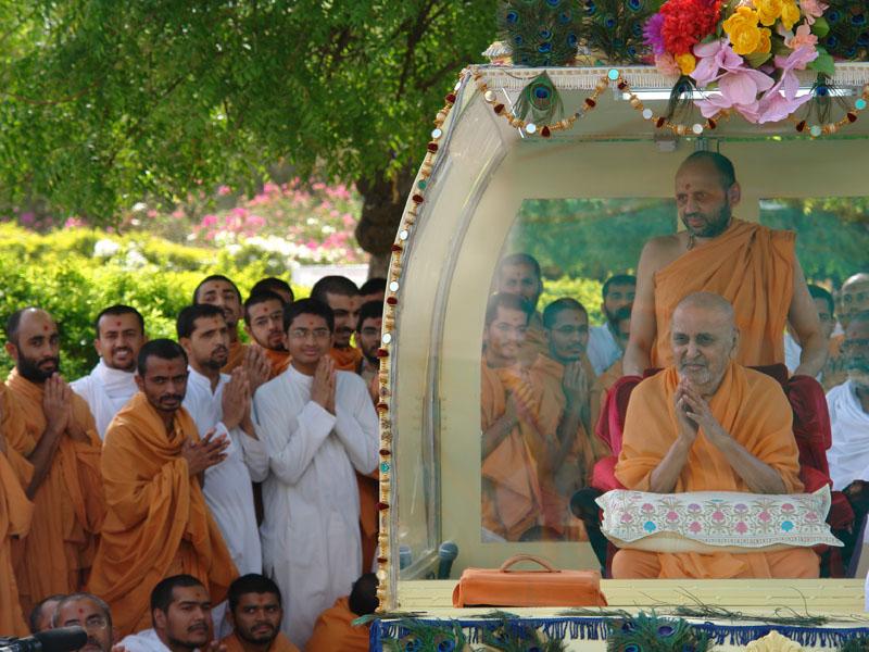  Swamishri bids Jai Swaminarayan 