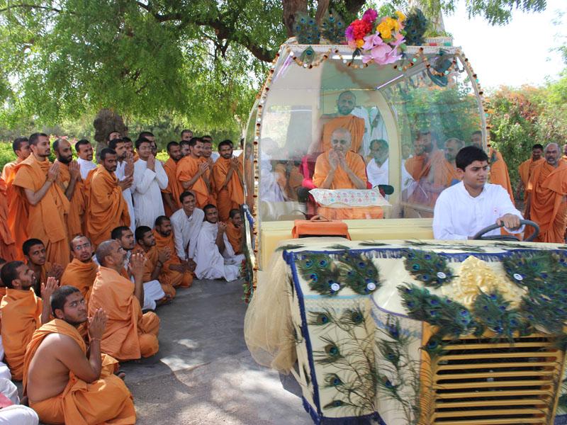  Swamishri bids Jai Swaminarayan 