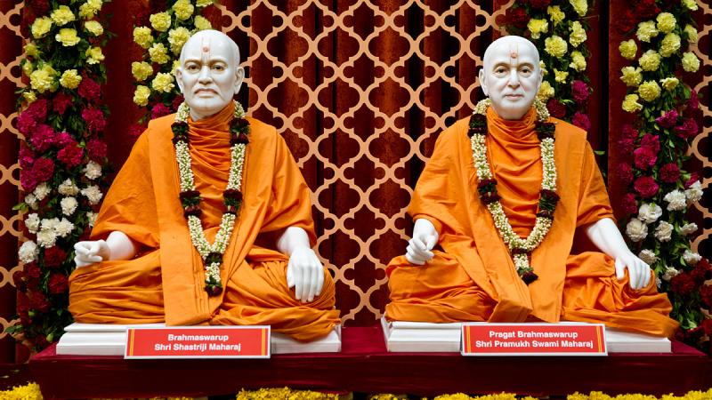  Brahmaswarup Shastriji Maharaj and Pragat Brahmaswarup Pramukh Swami Maharaj