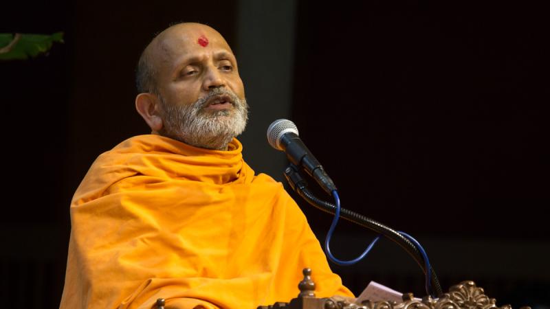  Pujya Yagnavallabh Swami delivers a discourse