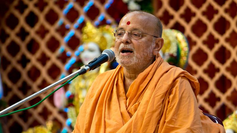  Pujya Ishwarcharan Swami delivers a discourse