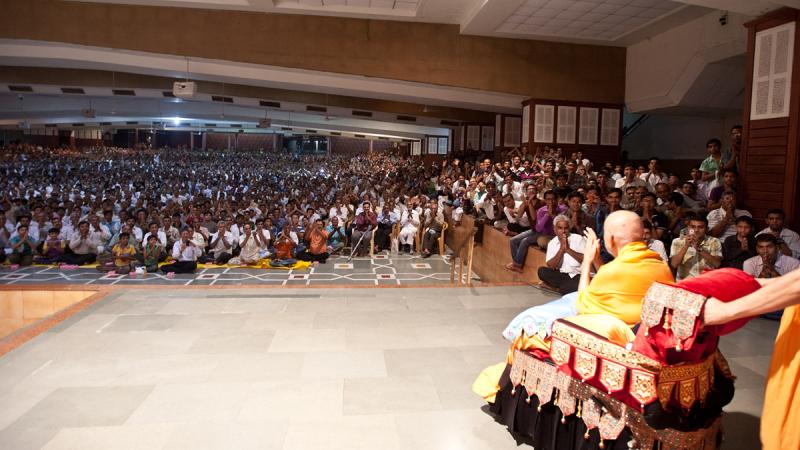  Swamishri blesses devotees gathered in the lower sabha mandap 