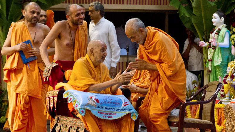  Swamishri blesses Pujya Mahant Swami