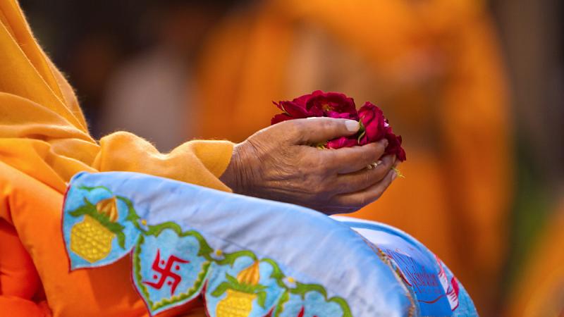  Swamishri performs mantra-pushpanjali