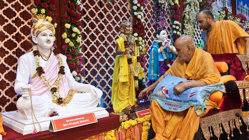  Swamishri performs pujan of the murtis
