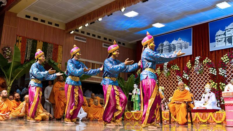  A cultural dance before Swamishri
