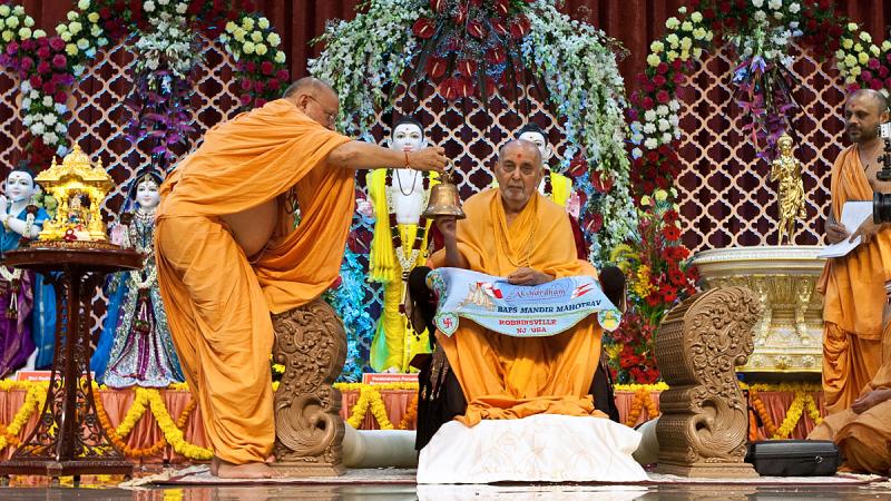  Swamishri rings a traditional bell on the occasion