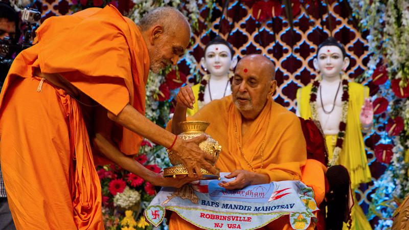  Swamishri sanctifies rice grains offered by devotees