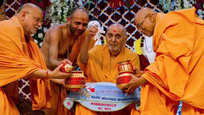  Swamishri sanctifies notes of niyams being observed by devotees