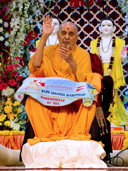  Swamishri blesses all